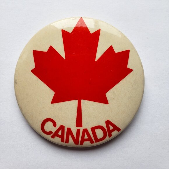 Canada Red Maple Leaf Pinback Button Pin - Picture 1 of 2